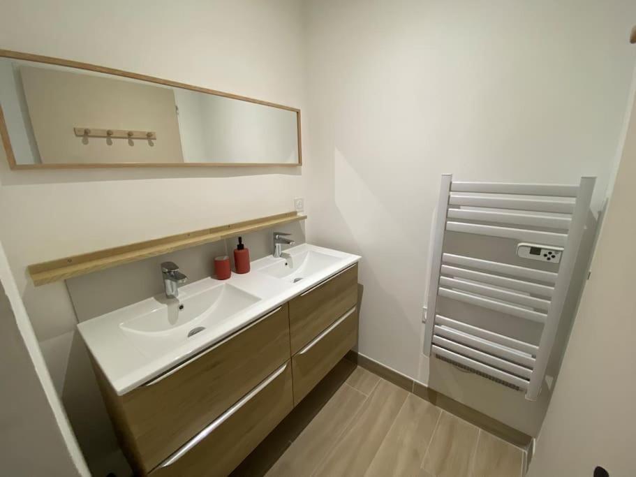 Appartement Familial, 2 Chambres, En Rdc Sur Cour Saint-Florentin  Eksteriør billede